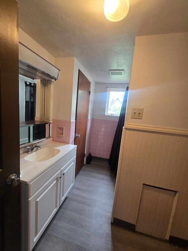 Building Photo - Updated 3br house!
