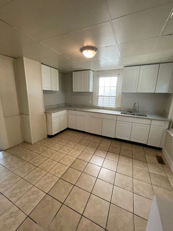 Building Photo - 2206 Edwards Ave