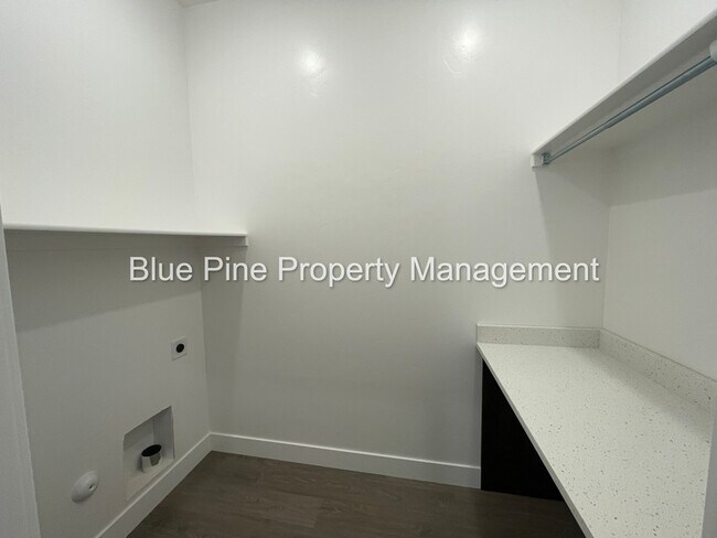 Building Photo - 6047 Cedarwood Ln