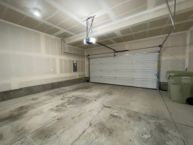 Building Photo - Lovely North Plains 4Bd 2.5Ba Home with Ja...