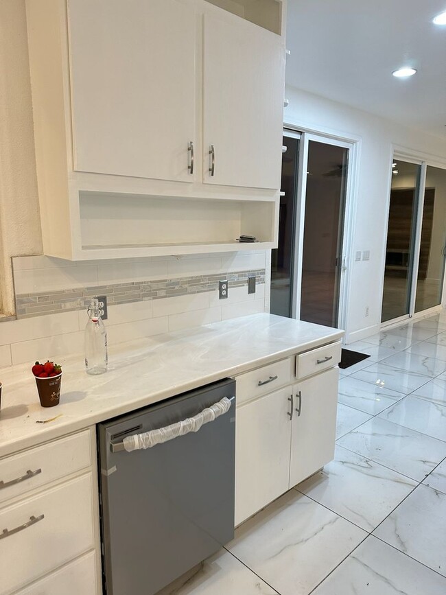 Building Photo - 5701 W Country Ave