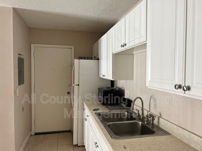 Building Photo - 1700 SW 16th Ct
