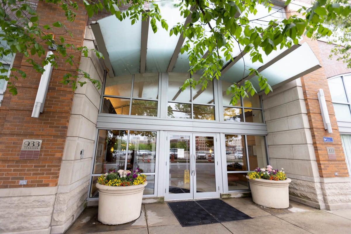 Building Photo - 933 W Van Buren St