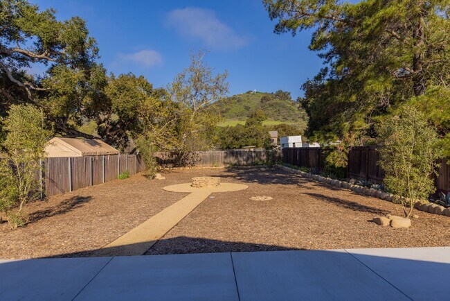 Building Photo - Freshly remodeled duplex home