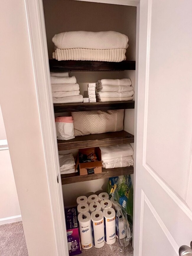 Building Photo - 3 Bedroom Townhome in Oakwood!