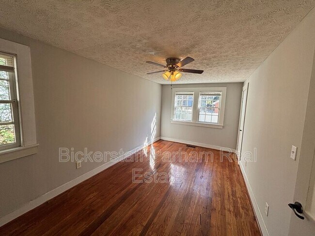 Building Photo - 2218 Camille Dr