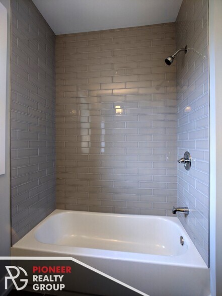 Building Photo - 709 W Brompton Ave