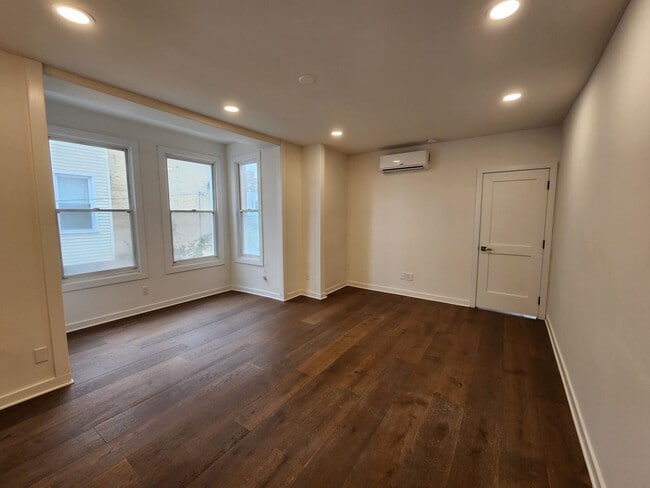 Building Photo - Beautiful 2 bedroom newly renovated unit available