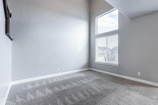Building Photo - Bright and Charming Townhome Nestled in th...