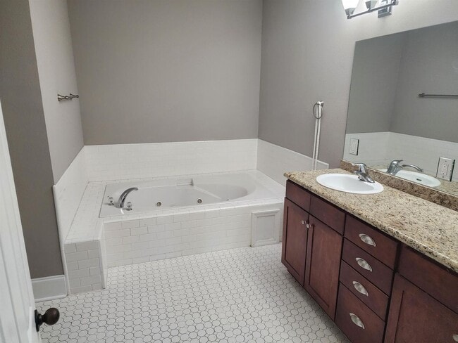 Building Photo - 3/2.5 Luxury Townhome in All Saints distri...