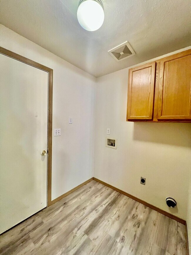 Building Photo - Spacious 4 BD + Den