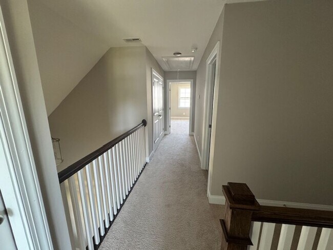 Building Photo - Like New and Move-in Ready!!