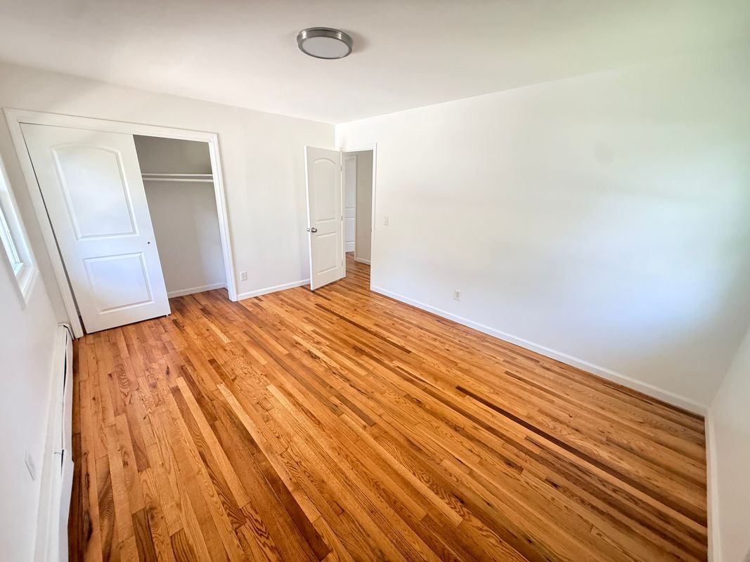 Building Photo - 10 Park Cir