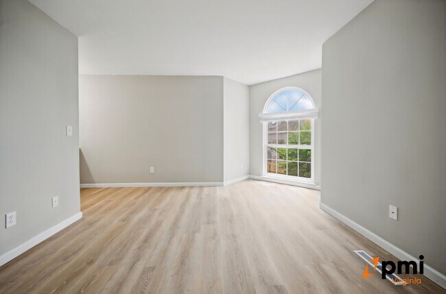 Building Photo - 2 Bed 2.5 Bath renovated townhome Virginia Beach