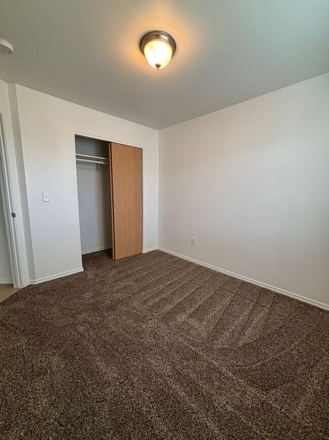 Building Photo - $500 Off 1st Month w/ 12m Lease! Pet Frien...