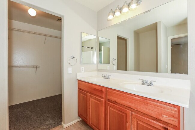 Building Photo - 2081 E Paso Fino Dr