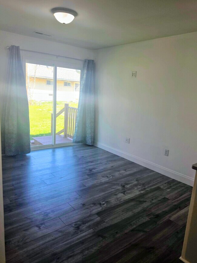 Building Photo - 745 River Rd