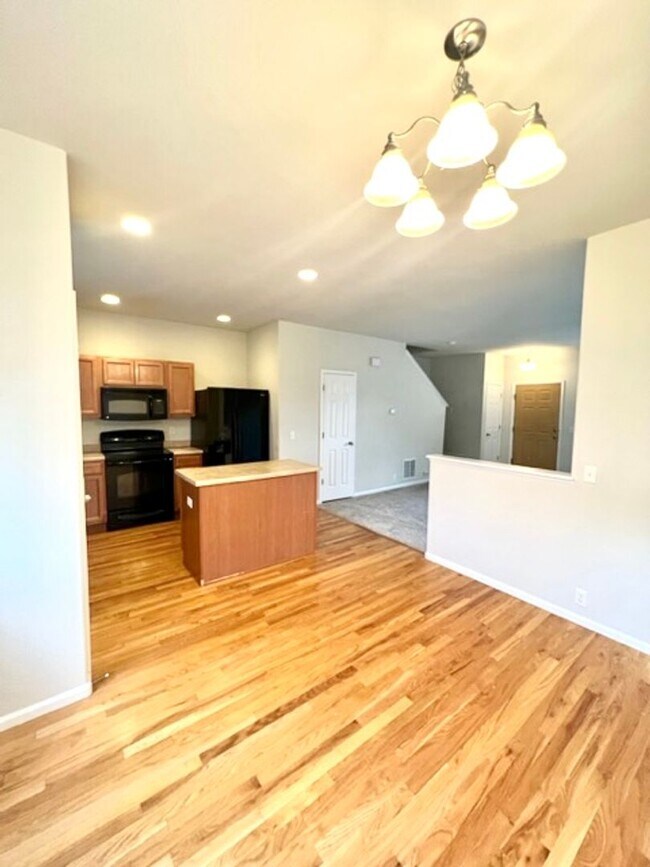 Building Photo - Centrally Located Townhouse Available!