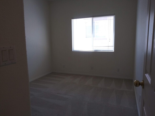 Building Photo - 3 Bdrm 2 BA  1,615 SqFt