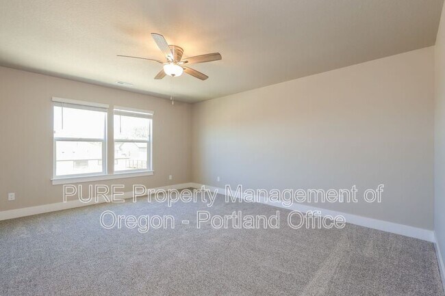 Building Photo - 504 NE Trillium Dr