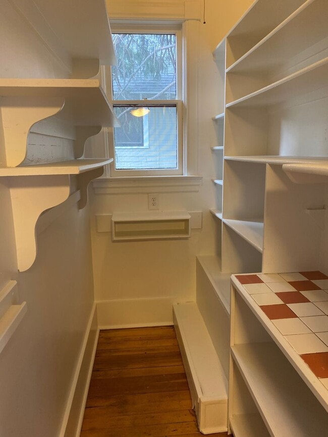 Building Photo - Beautiful 3 bed/2 bath Near Downtown!