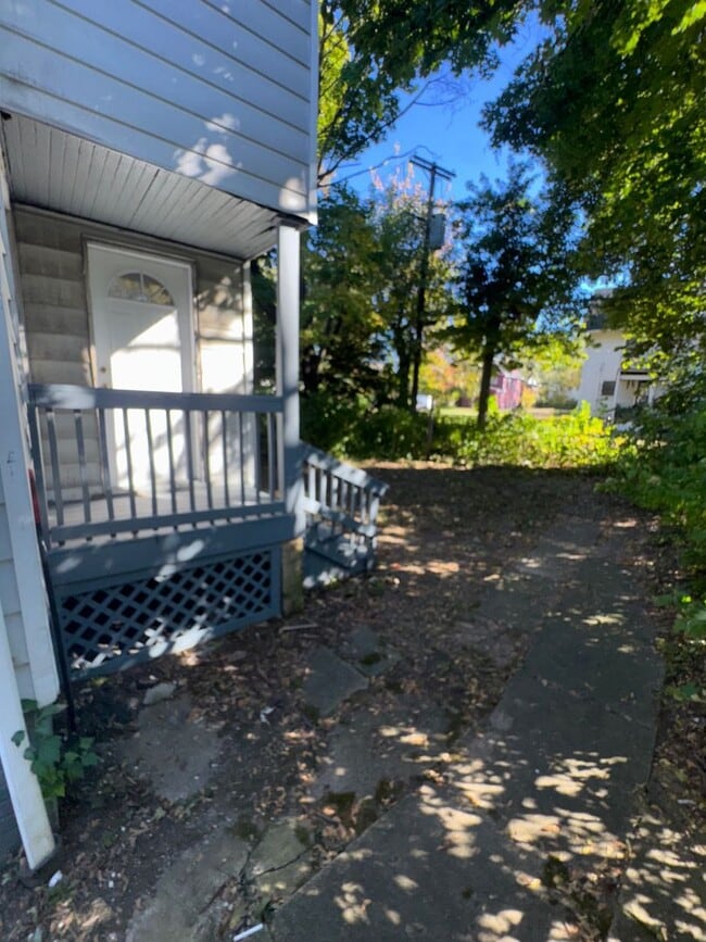 Building Photo - Charming 3-Bedroom Property in Prime Location (SECTION 8 VOUCHERS ACCEPTED)