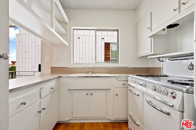 Building Photo - 941 N San Vicente Blvd