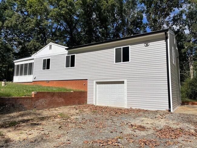 Building Photo - NEWLY REMODLED 3 BED, 2 BATH BRICK HOME LO...