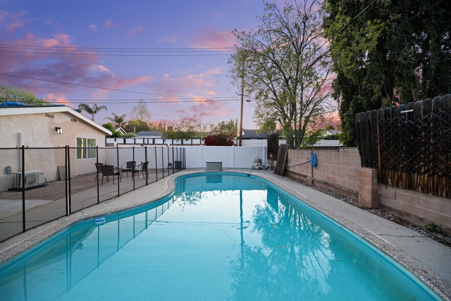 Building Photo - 6527 Woodlake Ave