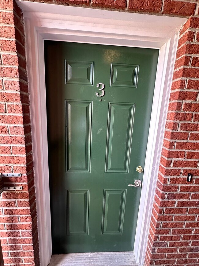 Building Photo - Renovated 4 Bedroom 2 Bath Room Downtown -...