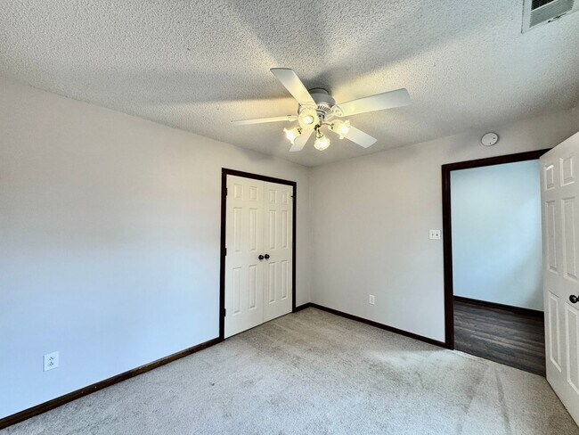 Building Photo - Ready NOW! A 4/2.5 in Glenwood! A Pet Frie...