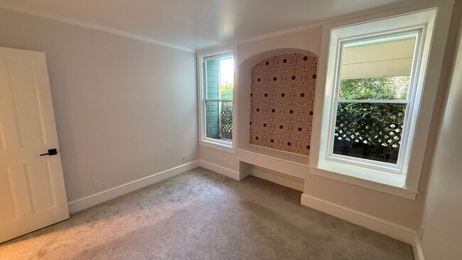 Building Photo - Epic REA - Rare Find Cozy and Update 2BR /...