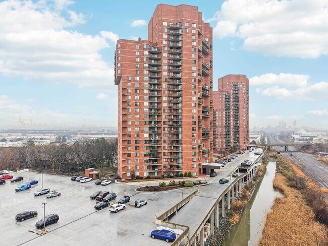 Building Photo - 530 Harmon Cove Tower