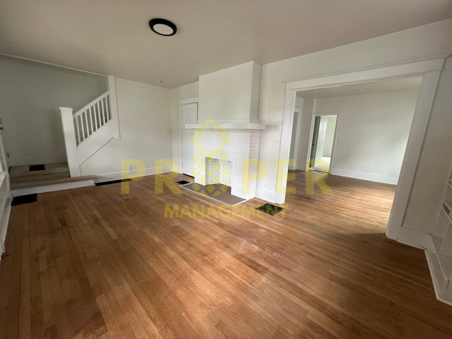 Building Photo - 3 bedrooms 2 bathrooms house for rent