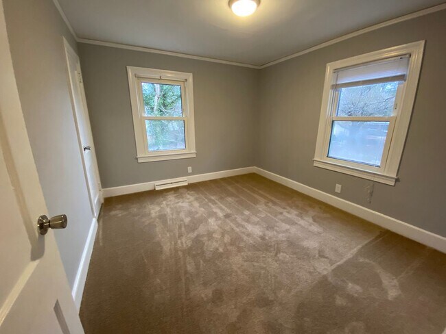 Building Photo - 3 Bedroom 1 bath in Burlington, COMING SOON!