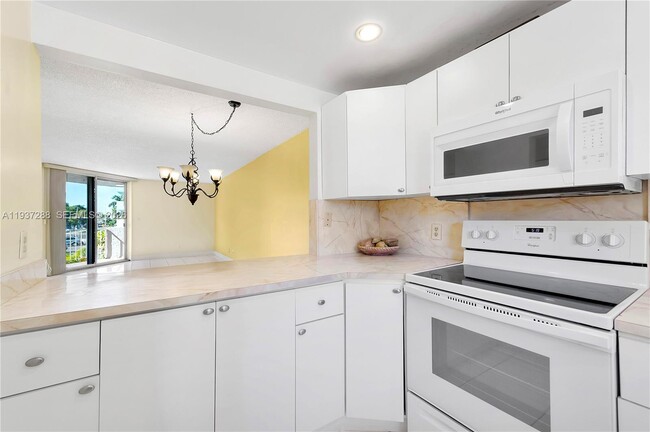 Building Photo - 1750 W 46th St