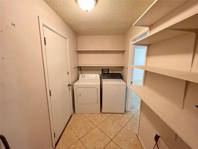 Building Photo - 4/2.5 Condo with beautifully updated kitchen, in Sarasota, location is Ideal!!