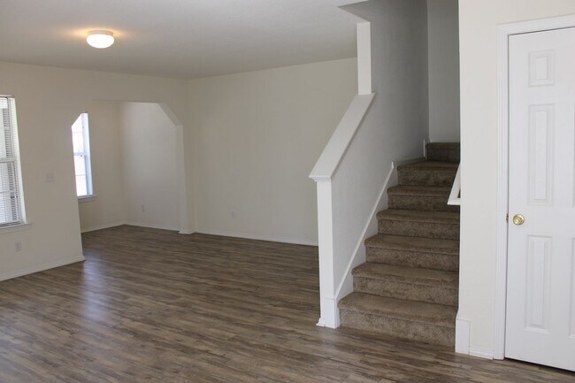 Building Photo - Three Bedroom Townhome in University Park with Balcony
