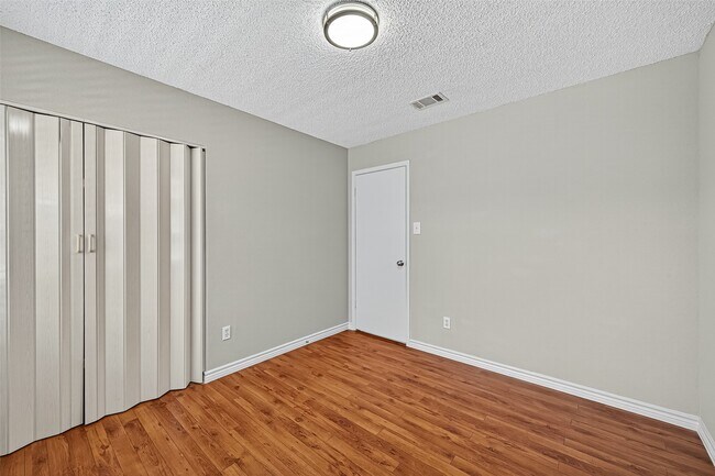 Building Photo - 4650 Glenvillage St
