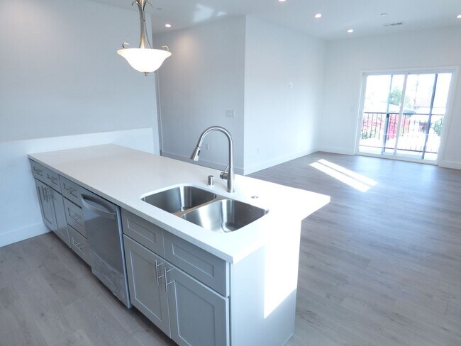 Building Photo - 4 Bedroom Unit with 2 Car Parking!