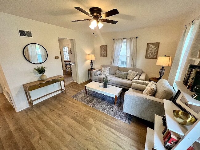 Building Photo - 913 E Gift Ave