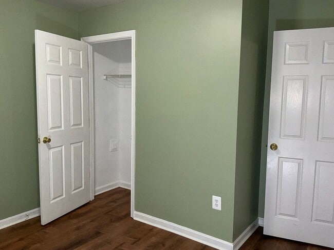 Building Photo - Beautiful 3BR 3.5BA 3 level townhome locat...