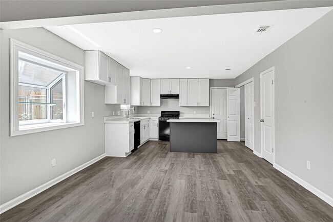 Building Photo - 7410 Woodoak Dr