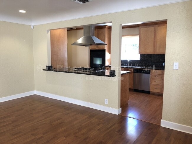 Building Photo - 507 E Cypress St