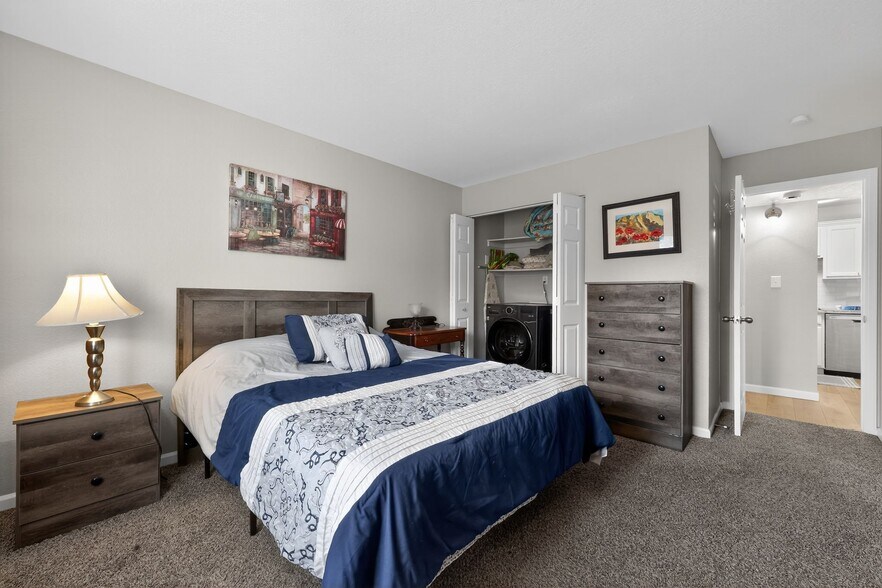 Building Photo - 13085 W Cedar Dr