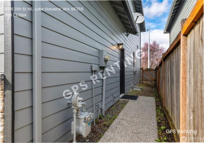 Building Photo - Stylish 3-Bedroom Home in Prime Lake Steve...