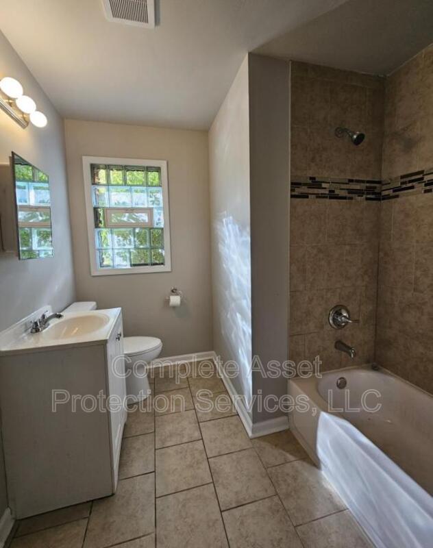 Building Photo - 921 Spruce St