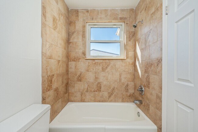 Building Photo - Spacious townhouse with large 2nd floor covered patio!