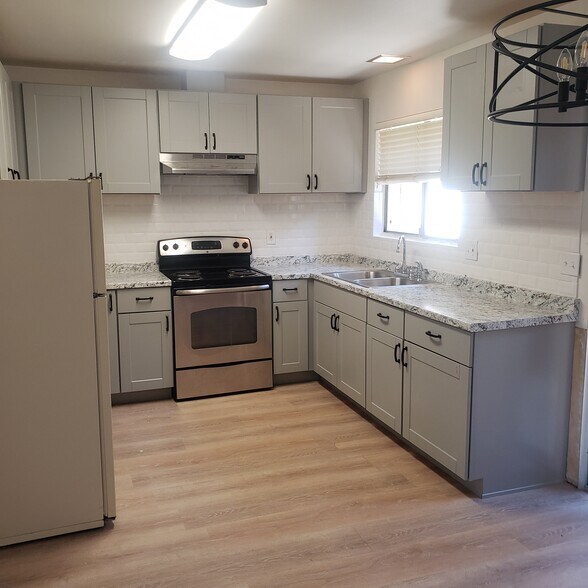 Building Photo - 670 Carmelita Dr