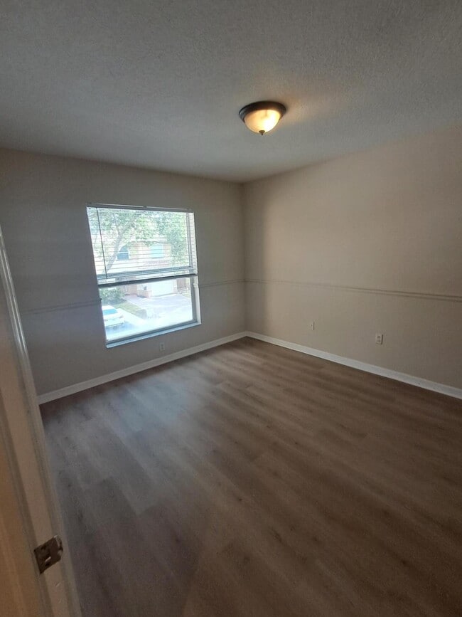 Building Photo - 265 River Bluff Ln